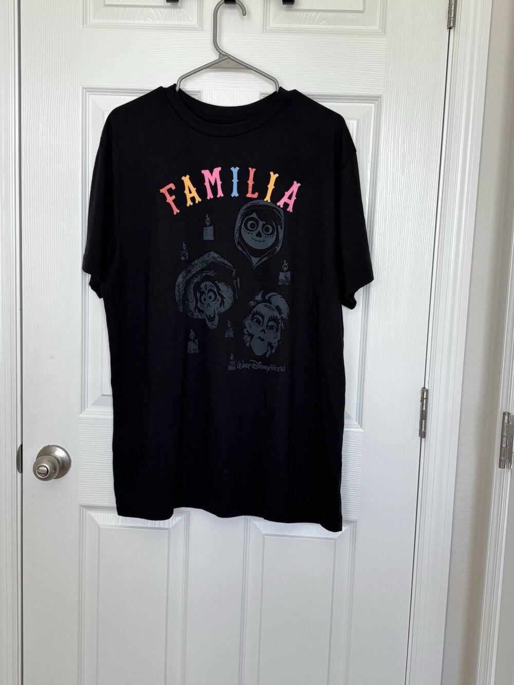 Disney Parks Coco Familia T-Shirt Adult Size S Black Graphic Tee Used